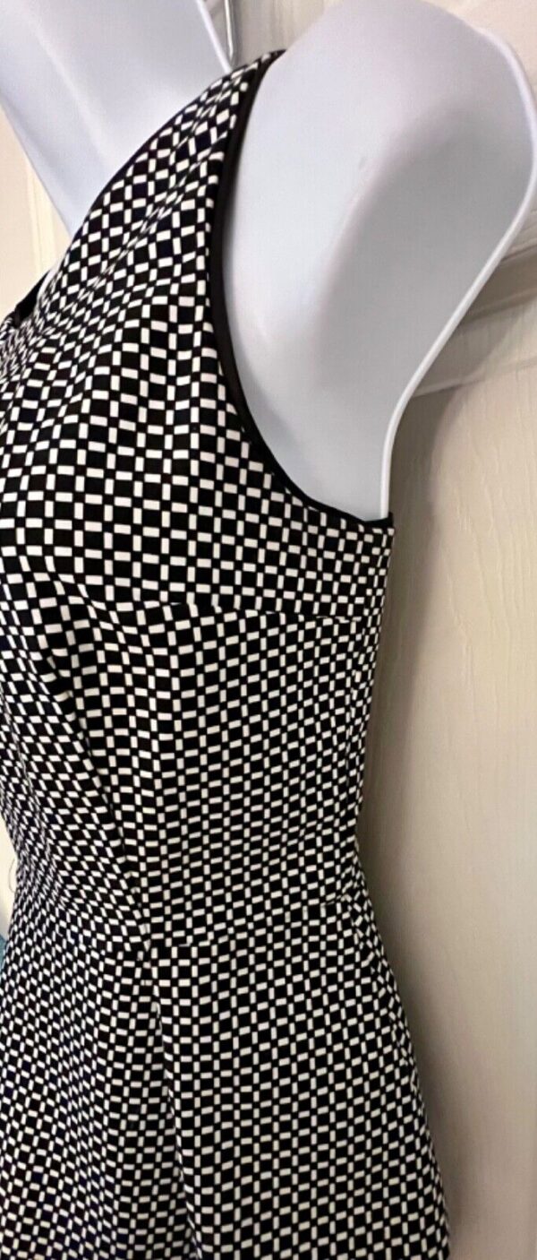 White House Black Market Size 2 Slvls Peplum Black White Top - Image 3