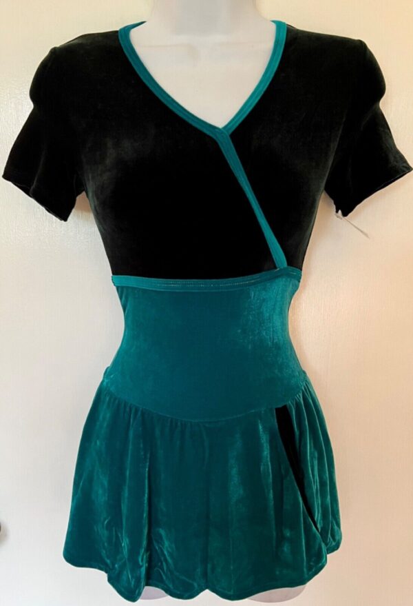 GK ICE FIGURE SKATE LADIES SMALL BLACK GREEN VELVET FAUX WRAP SSLV DRESS Sz AS