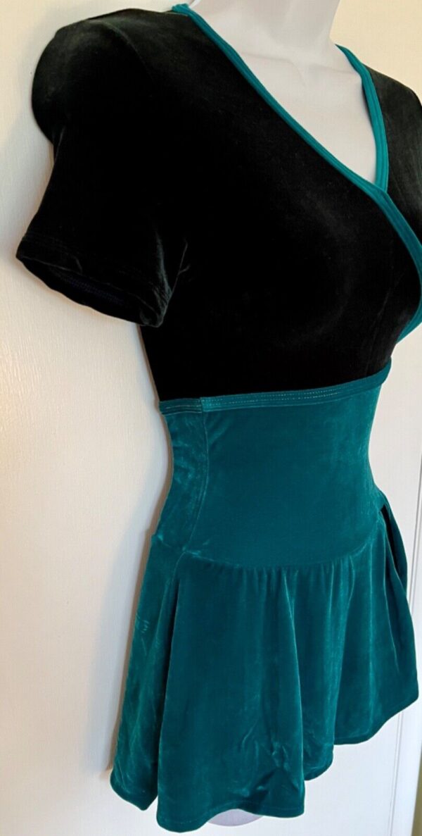 GK ICE FIGURE SKATE LADIES SMALL BLACK GREEN VELVET FAUX WRAP SSLV DRESS Sz AS - Image 3