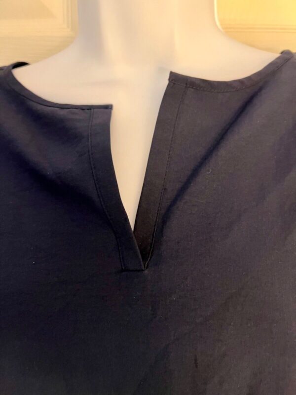 VAN HEUSEN STUDIO LADIES XXL/TTG NAVY SLVLS LIGHTWEIGHT PULLOVER TOP Sz XXL EUC - Image 3