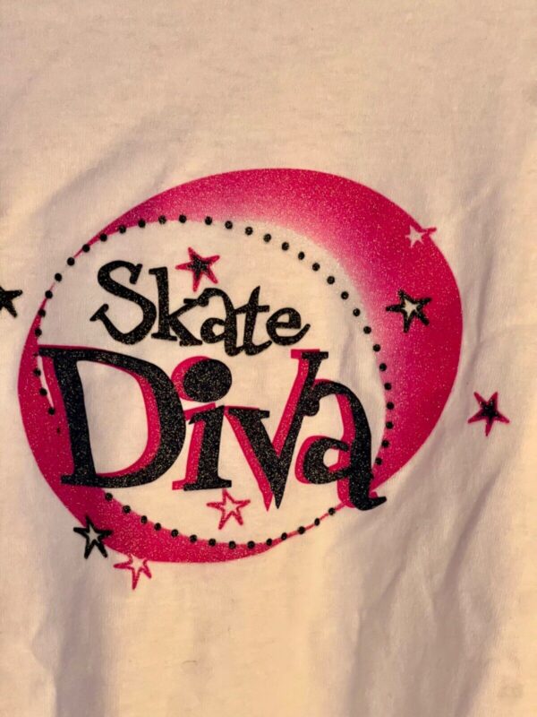 GK 'SKATE DIVA' GRAPHIC ADULT LARGE LGSLV PRESHRUNK COTTON T-SHIRT SZ L NWT! - Image 2