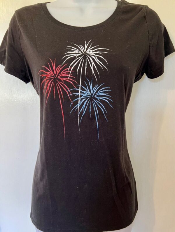 4th of JULY WOMENS SSLV BLACK RED WHITE BLUE â€œFIREWORKSâ€ GRAPHICS TOP Sz M EUC!