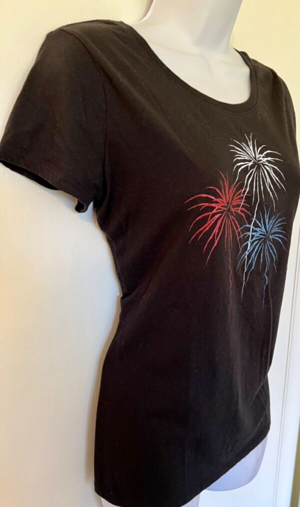 4th of JULY WOMENS SSLV BLACK RED WHITE BLUE â€œFIREWORKSâ€ GRAPHICS TOP Sz M EUC! - Image 3