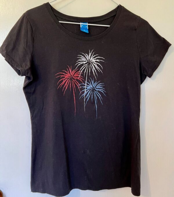 4th of JULY WOMENS SSLV BLACK RED WHITE BLUE â€œFIREWORKSâ€ GRAPHICS TOP Sz M EUC! - Image 5