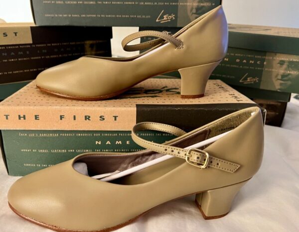 LEOâ€™S JUNIOR CHORUS LINE LADIES 7.0 TAP SHOES STYLE 321 TAN LADIES Sz 7.0 M NIB!