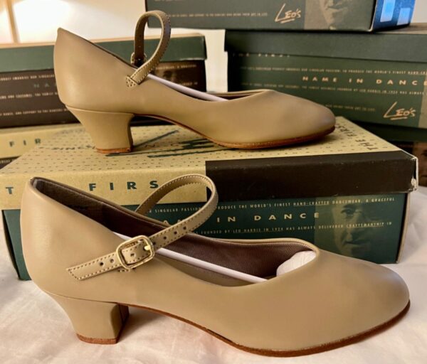 LEOâ€™S JUNIOR CHORUS LINE LADIES 5.5 TAP SHOES STYLE 321 TAN LADIES Sz 5.5 M NIB!