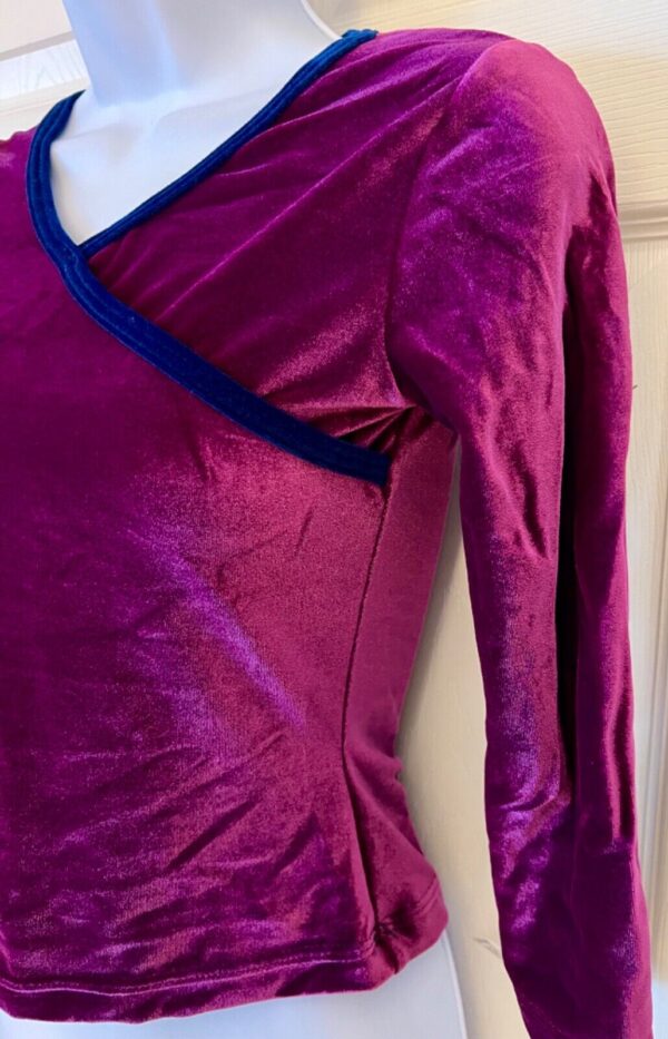 GK PURPLE VELVET LADIES SMALL 3/4 SLV BLUE VELVET TRIM SKATE DANCE CROP TOP Sz S - Image 4