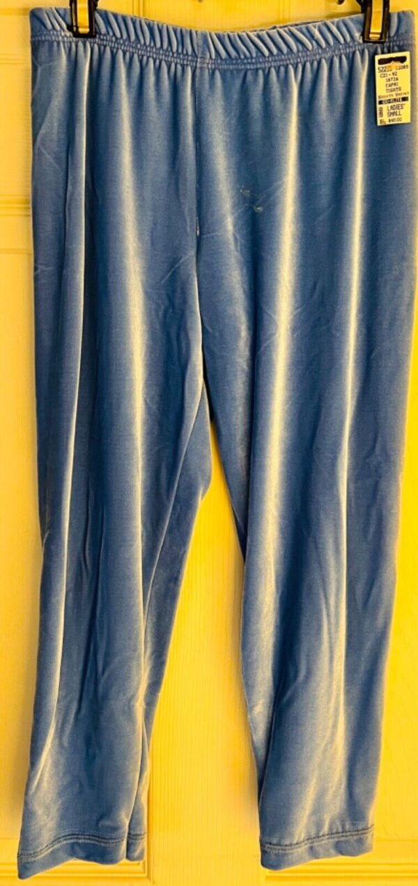 GK DANCE LADIES SMALL LGT BLUE SMOOTH VELVET CROP CAPRI TIGHTS GYM  Sz AS NWT!