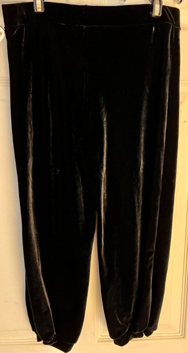 GK ELITE DANCE LADIES LARGE BLACK SMOOTH VELVET CUFFED CAPRI Sz AL NWT! - Image 2